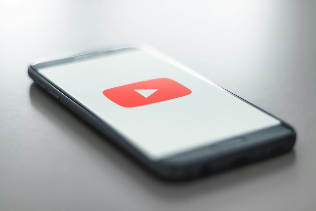 Logo YouTube affiché sur un smartphone lorsqu’une vidéo est bloquée.