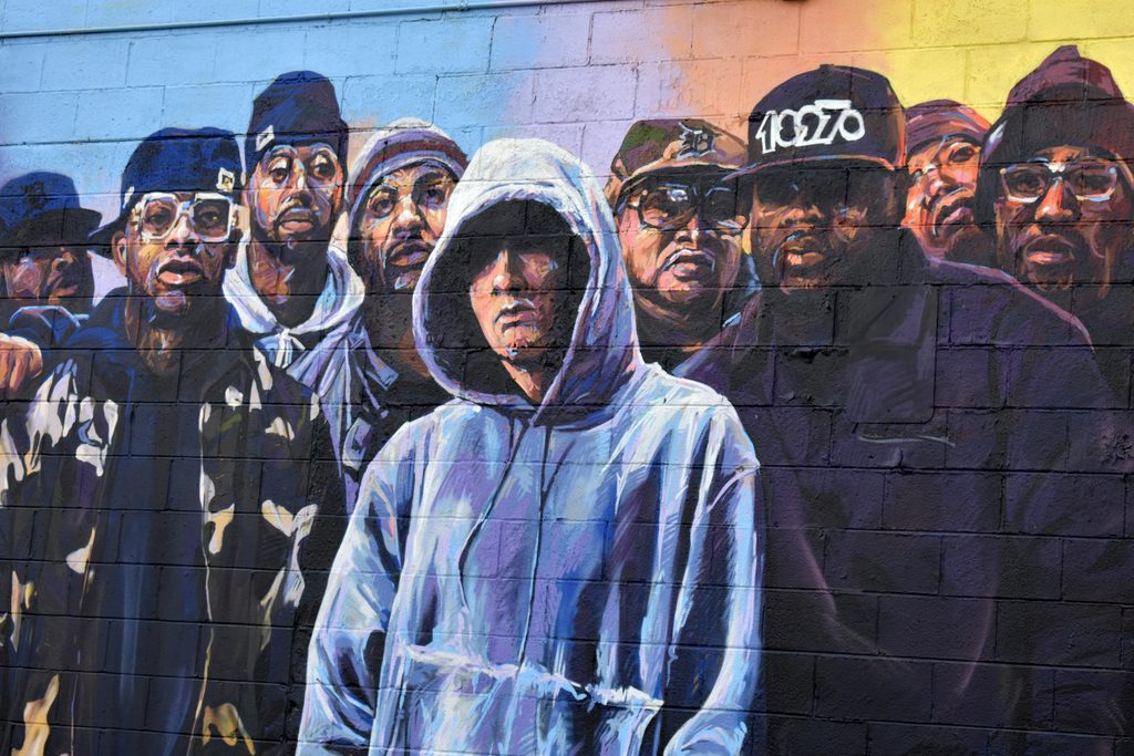 Fresque murale représentant Eminem, 50 Cent et le Wu-Tang Clan, trois figures emblématiques de la culture hip-hop et de l’histoire du boom bap.