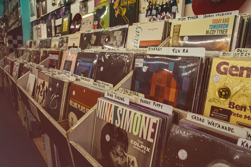 Collection de vinyles jazz et soul, deux sources musicales majeures pour les producteurs de boom bap et la culture du sampling.