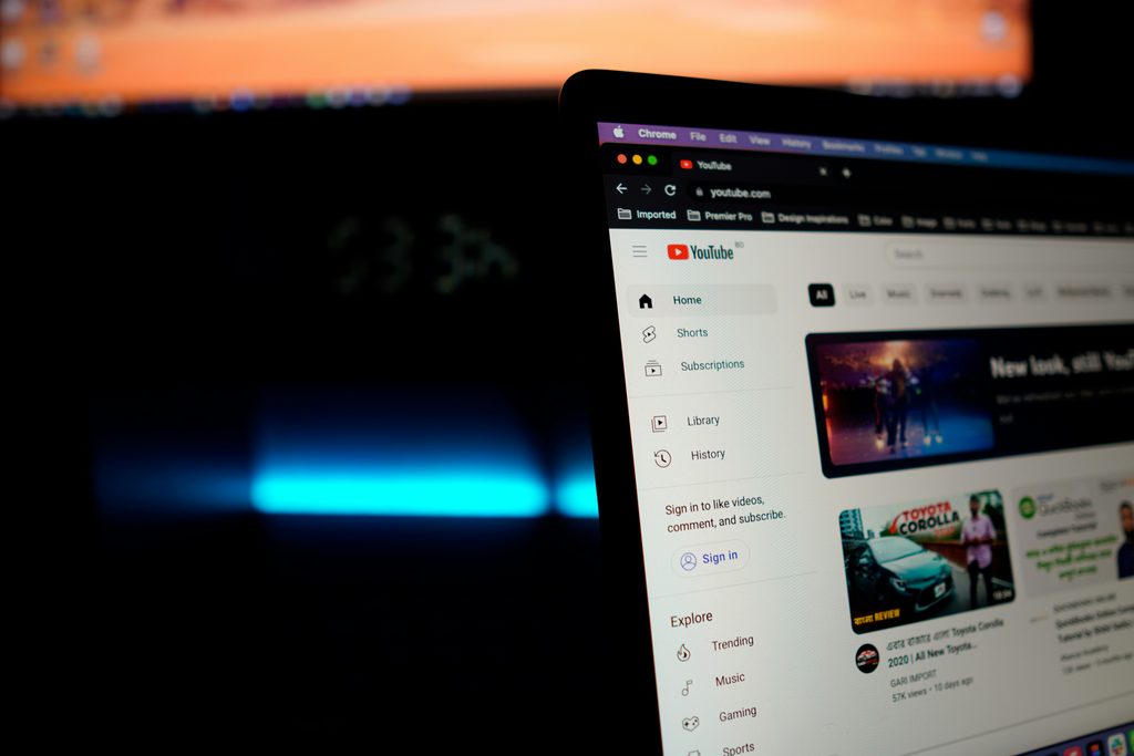 Ordinateur portable affichant YouTube à l’écran, pour comprendre pourquoi ma vidéo est bloquée.