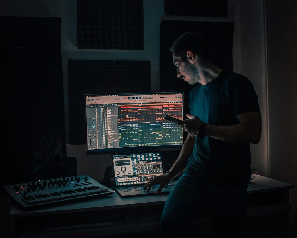 Beatmaker en studio travaillant sur une production dans le cadre d’une licence exclusive instru.